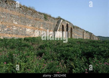 Mura dell'antica città di Nicopoli, costruita da Augusto Cesare (ex Ottaviano) per commemorare la sua vittoria sulle flotte di Marco Antonio e Cleopatra nella battaglia navale di Actium, che si è svolta nelle vicinanze. Vicino a Preveza, Epiro, Grecia. Nicopolis ha lo status di patrimonio dell'umanità dell'UNESCO. Foto Stock