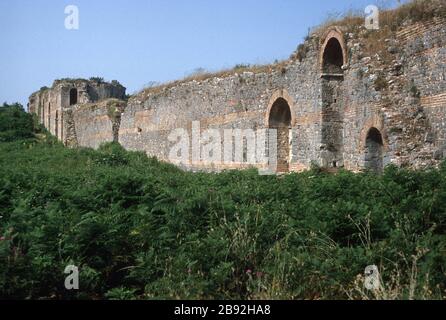 Mura dell'antica città di Nicopoli, costruita da Augusto Cesare (ex Ottaviano) per commemorare la sua vittoria sulle flotte di Marco Antonio e Cleopatra nella battaglia navale di Actium, che si è svolta nelle vicinanze. Vicino a Preveza, Epiro, Grecia. Nicopolis ha lo status di patrimonio dell'umanità dell'UNESCO. Foto Stock