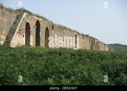 Mura dell'antica città di Nicopoli, costruita da Augusto Cesare (ex Ottaviano) per commemorare la sua vittoria sulle flotte di Marco Antonio e Cleopatra nella battaglia navale di Actium, che si è svolta nelle vicinanze. Vicino a Preveza, Epiro, Grecia. Nicopolis ha lo status di patrimonio dell'umanità dell'UNESCO. Foto Stock