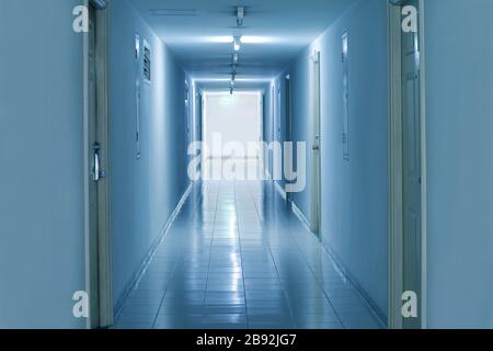 Corridoio vuoto nell'edificio moderno Foto Stock