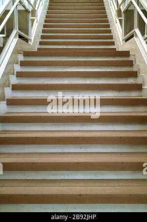 Immagine verticale di una scala vuota di stile moderno Foto Stock