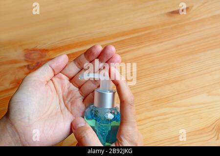 Pompa per gel detergente ad alcol per la pulizia delle mani Foto Stock