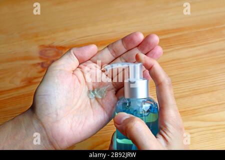 Applicazione di gel detergente imbevuto di alcool per il lavaggio delle mani per prevenire l'influenza Foto Stock