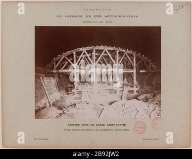 Costruzione / strada ferro Metropolitan / Municipal Paris. / passando sotto il Canal Saint-Martin / Vault sconto su appendiabiti e la costruzione di cemento armato. Guarda il lavoro del tetto del passaggio sotto il Canal Saint-Martin Anonyme. Construction / du chemin de fer métropolitain / Municipal de Paris. / Passage sous le Canal Saint-martin/ Voûte remise sur cintres et chantier du béton armé. 'Vue des travaux de la voûte du passage sous le Canal Saint-Martin'. Tigre de l'argent. En 1901-10-24-1901-10-24. Parigi, musée Carnavalet. Foto Stock