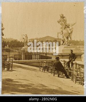 Due uomini vicino ai cavalli di Marly, ingresso dei giardini Tuileries da Place de la Concorde, 1 ° arrondissement, Parigi Deux hommes près des chevaux de Marly, entrée du jardin des Tuileries par la Place de la Concorde. Parigi (Ier arr.). Anonima fotographie. Tirage sur papier albuminé. Parigi, musée Carnavalet. Parigi, musée Carnavalet. Foto Stock