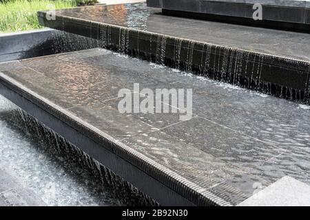 Piccola cascata nel cortile all'aperto. Water Feature come parte del Landscape Design. Foto Stock