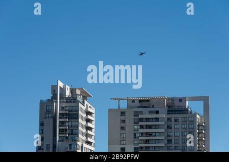 Città di Buenos Aires, Città di Buenos Aires, Argentina. 23 marzo 2020. INT. Notizie del mondo. 23 marzo 2020. Città di Buenos Aires, Argentina.- UN elicottero controlla il blocco in città di Buenos Aires, Argentina, per smettere di diffondere il COVID-19.il governo ArgentinaÂ´s ha ordinato ai residenti di quarantena fino alla fine del mese per aiutare a contenere la diffusione del COVID-19. Credit: Julieta Ferrario/ZUMA Wire/Alamy Live News Foto Stock