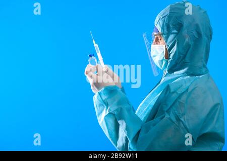 Medico o provetta di contenimento per lavoratori con vaccino contro il coronavirus nCoV per il virus COVID 2019-nCoV. Romanzo Coronavirus originario di Wuhan, Cina. Corona Foto Stock