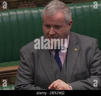 Screen grab del leader di SNP Westminster Ian Blackford durante la seconda lettura del Coronavirus Bill nella Camera dei Comuni. Foto Stock