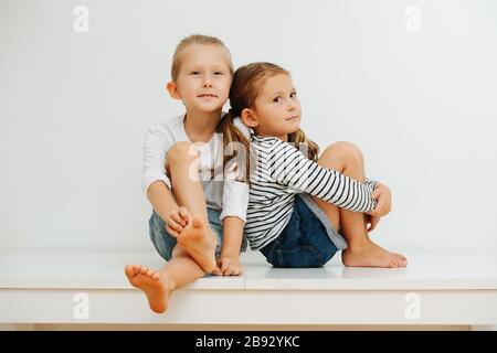 Ritratto di bambini carini in abiti casual Foto Stock