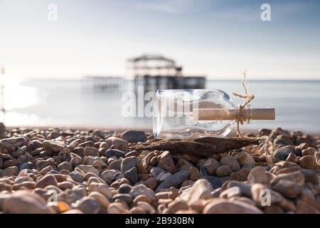 Messaggio in bottiglia sul mare Foto Stock