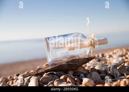 Messaggio in bottiglia sul mare Foto Stock