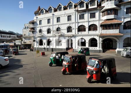 Sri Lanka, Kandy, città vecchia, tuk tuk e architettura coloniale Foto Stock