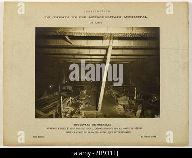 Edificio / percorso metropolitano ferro comunale / da Parigi / Boulevard de Grenelle / libro a due piani preparato per il ramo sulla porta di Sevres / inserimento del pavimento intermedio in metallo / a Auteuil / 17 gennaio 1910. C Construction du chemin de fer métropolitain Municipal de Paris. Boulevard de Grenelle. Ouvrage à deux étages disposé pour l'embranchement sur la porte de Sèvres, métallique intermédiaire, boulevard de Grenelle. Vers Auteuil. Parigi (XVe arr. ), 17 janvier 1910. Anonima fotographie. Tigre au gélatino-bromure d'argent. Parigi, musée Carnavalet. Foto Stock