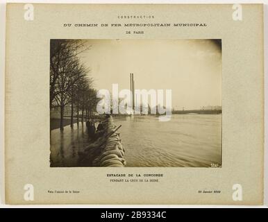 Edificio / percorso metropolitano ferro comunale / da Parigi / Pier Concorde / durante l'alluvione della Senna / a monte della Senna / 29 gennaio 1910. Costruzione della città metropolitana ferroviaria di Parigi. Boom di Concord Construction du chemin de fer métropolitain Municipal de Paris. Estacade de la Concorde pendente la crue de la Seine. Vers l'amont de la Seine. Parigi (Ier et VIIe arr. ), 29 janvier 1910. Anonima fotographie. Tigre au gélatino-bromure d'argent. Parigi, musée Carnavalet. Foto Stock