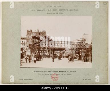 Edificio / ferrovia Metropolitan / Municipal Paris // Crossroads Magenta boulevard Barbes e / piazzando la distanza di 35 metri / spostare Boulevard Barbès / 20 marzo 1902. Metropolitan Municipal Railway Construction du chemin de fer métropolitain Municipal de Paris. Carrefour des boulevards Magenta et Barbès Mise en Place de la travée de 35 mètres au dessus du carrefour des boulevards Barbès et Magenta. Vers le Boulevard Barbès. Parigi (XE arr. ), 20 mars 1902. Anonima fotographie. Aristotipo. Parigi, musée Carnavalet. Foto Stock