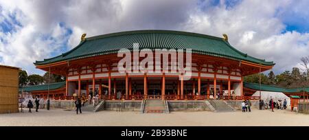 Una foto panoramica della sala principale del Santuario Heian. Foto Stock