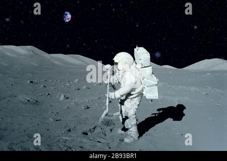 Astronauta vicino la luna rover sulla luna. Con la terra all'orizzonte. Gli elementi di questa immagine sono state arredate dalla NASA. Foto Stock