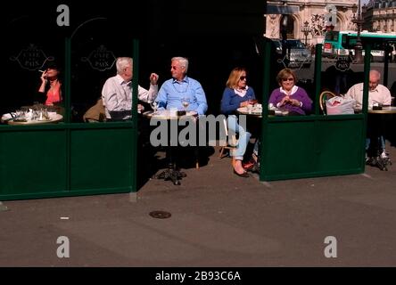 AJAXNETPHOTO. PARIGI, FRANCIA. - CAFE SOCIETY - PERSONE CHE GODONO DI SOLE PRIMAVERILE SULLA TERRAZZA DI UN CENTRO CITTÀ CAFE.PHOTO:JONATHAN EASTLAND/AJAX REF:GRD111006 12720 Foto Stock