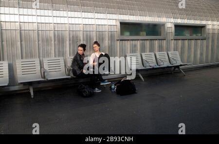 AJAXNETPHOTO. LIVERPOOL, INGHILTERRA. IN ATTESA DI UN TRENO - LIVERPOOL LIME STREET STATION.PHOTO:JONATHAN EASTLAND/AJAX REF:GRD122902 13453 Foto Stock