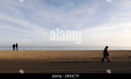 AJAXNETPHOTO. WORTHING, WEST SUSSEX, INGHILTERRA. - BEACH WALKER - PROMENADING LA SPIAGGIA COME UNA COPPIA SI AFFACCIA SUL MARE. FOTO:JONATHAN EASTLAND/AJAX REF:D122603 2217 Foto Stock