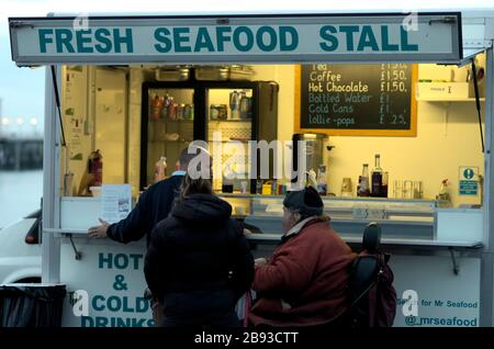 AJAXNETPHOTO. WORTHING, WEST SUSSEX, INGHILTERRA. - PESCE DA ANDARE - I CLIENTI ASPETTANO DI ESSERE SERVITI IN UNA BANCARELLA DI PESCE FRESCO SULLA PROMENADE.PHOTO:JONATHAN EASTLAND/AJAX REF:DH122110 138 Foto Stock