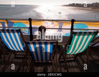 AJAXNETPHOTO. WORTHING, WEST SUSSEX, INGHILTERRA. SOLE AUTUNNALE - GODERSI GLI ULTIMI RAGGI DI UN SOLE AUTUNNALE DAL PIER.PHOTO:JONATHAN EASTLAND/AJAX REF:GRD122510 13778 Foto Stock