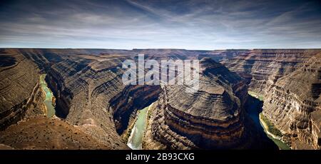 Canyon che si snodano attraverso un paesaggio eroso. Foto Stock