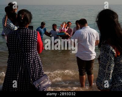 AJAXNETPHOTO. WORTHING, INGHILTERRA. 28TH AGOSTO 2017. - Celebrare il Ganesh Festival nel Regno Unito - i membri della comunità indù locale portano un modello di Lord Ganesh in mare. Conosciuta anche come Ganesh Chaturthi, l'importante festa celebra il figlio di Lord shiva e la dea Parvati, un simbolo di saggezza, prosperità e buona fortuna. Il modello è realizzato in gesso di parigi e si scioglie in acqua di mare. PHOTO:JONATHAN EASTLAND/AJAXREF:GXR172708 6816 Foto Stock