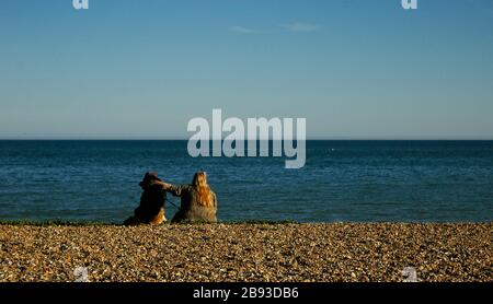 AJAXNETPHOTO. WORTHING, WEST SUSSEX, INGHILTERRA. - ARIA DI MARE POOCH - UN CANE E IL SUO PROPRIETARIO PRENDERE L'ARIA DI MARE SULLA SPIAGGIA.PHOTO:JONATHAN EASTLAND/AJAX REF:R110308 2087 Foto Stock