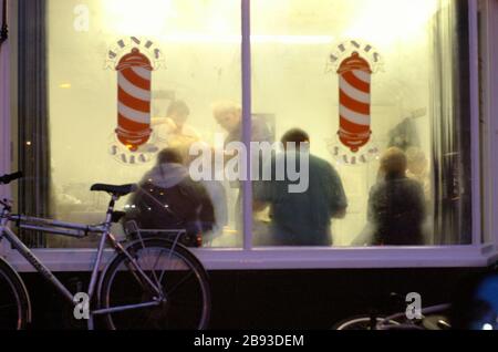 AJAXNETPHOTO. WORTHING, WEST SUSSEX, INGHILTERRA. - HAIRCUT - I CLIENTI ASPETTANO IL LORO TURNO DIETRO UNA FINESTRA DI BARBIERE COPERTO DI CONDENSA.PHOTO:JONATHAN EASTLAND/AJAX REF:R50701 377 Foto Stock