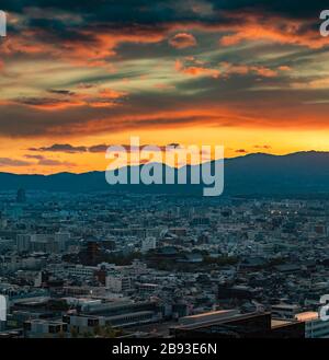 Una foto della città di Kyoto, scattata al tramonto, che mostra il tempio Tō-ji in fondo. Foto Stock