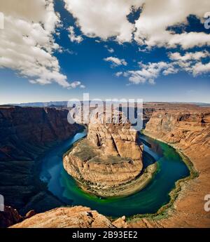 Il fiume blu si snoda attraverso un canyon roccioso. Foto Stock
