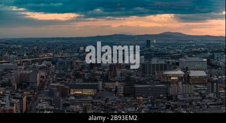 Una foto panoramica della città di Kyoto, scattata al tramonto. Foto Stock