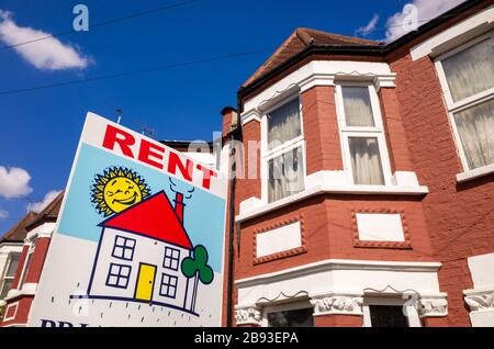 Agente immobiliare affitto cartello fuori casa a schiera, UK, Londra Foto Stock