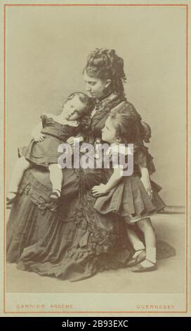 ALICE CON HUGO GEORGES E JEANNE 'Alice Hugo avec Georges et Jeanne'. Photographie d'Arsène Garnier, vers 1872-1874. Parigi, maison de Victor Hugo. Foto Stock