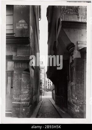 Grenier Street sull'acqua. Vista dal soffitta dell'acqua dalla strada dei bar, 4 ° distretto, Parigi. "Vue sur la rue du grenier sur l'eau depuis la rue des Barres, Parigi (IVème arr.)". Photographie d'Albert Cayeux. Tigre au gélatinobromure d’argent. Entre 1941 e 1943. Parigi, musée Carnavalet. Foto Stock