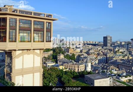 Vista su Genova dai giardini di Castelletto, Genova, Liguria, Italia, Europa Foto Stock