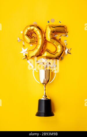 Palloncino numero 95 per la celebrazione dell'anniversario d'oro che esplode da un trofeo vincente Foto Stock