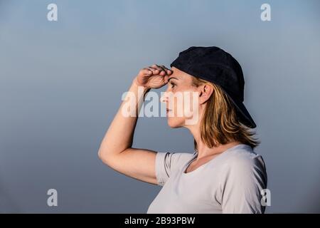 giovane donna sta prospecting Foto Stock