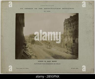 Costruzione / la ferrovia metropolitana comunale / da Parigi / Avenue de Saint Mande / incline per lo smaltimento del bottino / al luogo della nazione 26 aprile 1905 Construction du chemin de fer métropolitain Municipal de Paris : plan incliné pour l'évacation des déblais, avenue de Saint-Mandé. Parigi (XIIème arr.).'Construction / du chemin de fer métropolitain Municipal / de Paris / Avenue de Saint-Mandé / plan incliné pour l'évacuation des déblais / vers la Place de la Nation 26 avril 1905'. 1905-04-26. Anonima fotographie. 1905-04-26. Parigi, musée Carnavalet. Foto Stock