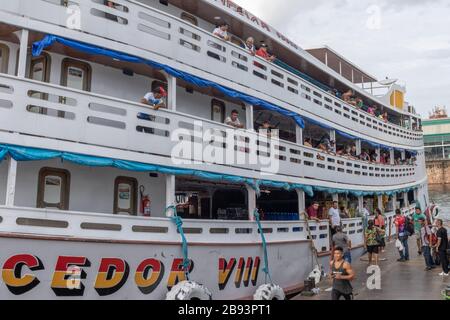 Navi sul fiume Amazzonia nel porto del Città Manaus Amazonas Brasil Foto Stock