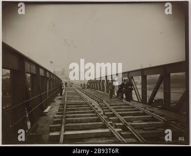 Linea 2 sud 28 luglio 1905 / Viadotto Passy / track equipment Construction du chemin de fer métropolitain Municipal de Paris : équipement de la voie, viaduc de Passy. Paris (XVème arr.).'ligne 2 sud 28 juillet 1905 / Viaduc de Passy / Equipement de la voie'. 1905-07-28. Anonima fotographie. 1905-07-28. Parigi, musée Carnavalet. Foto Stock