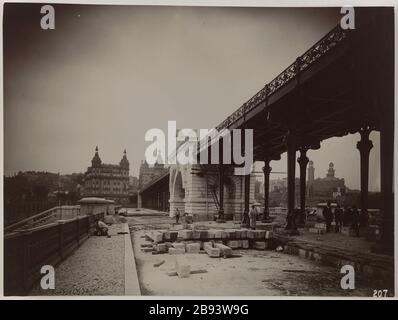 Linea 2 sud 28 luglio 1905 / Viadotto Passy / dettaglio del molo centrale del viadotto / top / al Trocadero Construction du chemin de fer métropolitain Municipal de Paris : détail de la pile centrale du viaduc supérieur, viaduc de Passy. Paris (XVème arr.).'ligne 2 sud 28 juillet 1905 / Viaduc de Passy / Détail de la pile centrale du viaduc / supérieur / Vers le Trocadero'. 1905-07-28. Anonima fotographie. 1905-07-28. Parigi, musée Carnavalet. Foto Stock