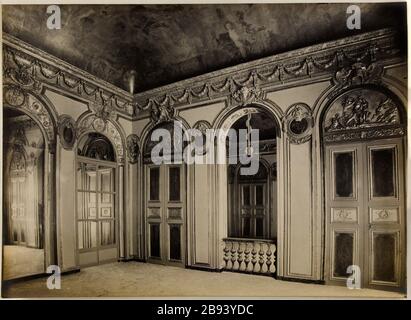 Cancelleria di Orleans / Grand Salon / Rue de Valois / 1907 Vista interna della Cancelleria di Orleans, Grand Salon. 1 ° arrondissement di Paris Anonyme. Cancelleria d'Orléans / Grand Salon / rue de Valois / 1907. "Vue intérieure de la Chancellerie d'Orléans, Grand Salon. 1er circondario, Parigi'. Aristotipo. En 1907-1907. Parigi, musée Carnavalet. Foto Stock