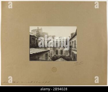 Hotel Holland - Panoramica del cortile posteriore. Panoramica del cortile posteriore dell'Hotel Holland, 4 ° arrondissement, Parigi Barry, Jean. Hôtel de Hollande - Vue d'ensemble de la cour du fond. "Vue d'ensemble de la cour du fond de l'Hôtel de Hollande, 4ème circondario, Parigi". Tigre au gélatino-bromure d’argent. En 1905-10-1905-10. Parigi, musée Carnavalet. Foto Stock