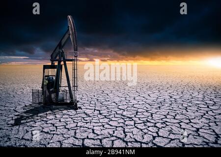 Carro petrolifero nel deserto su uno sfondo di un cielo spettacolare. Simbolo della crisi nell'industria petrolifera Foto Stock