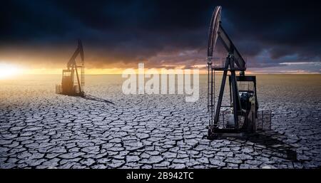 Carro petrolifero nel deserto su uno sfondo di un cielo spettacolare. Simbolo della crisi nell'industria petrolifera Foto Stock