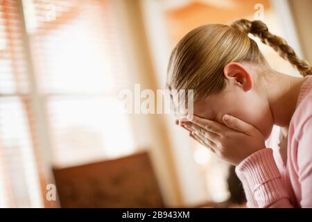 Ragazza con testa in mani Foto Stock