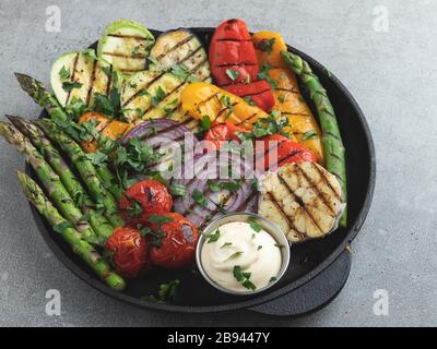 verdure grigliate salsa bianca asparagi, zucchine, pepe, cipolla, pomodori Foto Stock